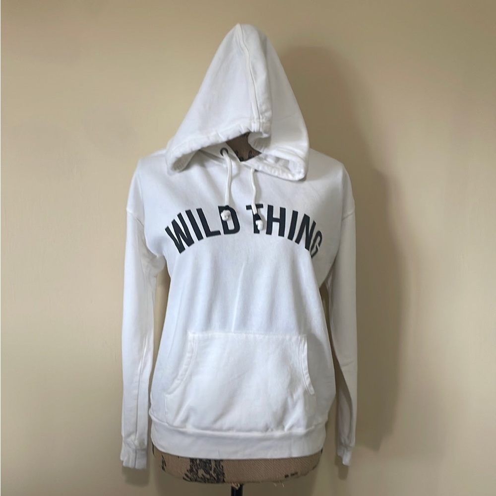 Forever 21 white front pocket hoodie unisex sweater
Size: M